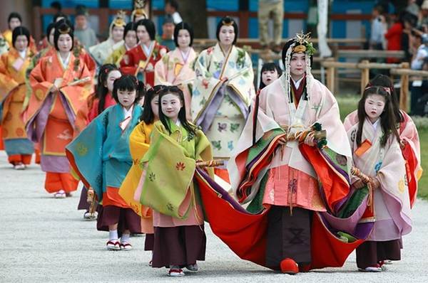 Lễ diễu hành với những bộ trang phục truyền thống tuyệt đẹp trong lễ hội Aoi.