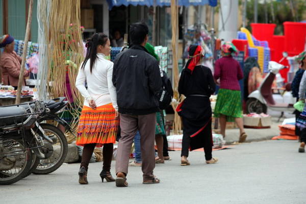 Xuống chợ với váy Mông và phối đồ của người Kinh - Ảnh: Giang Nguyên