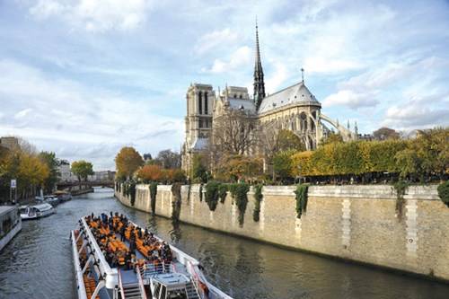 Paris thêm duyên dáng khi lá chuyển vàng bên đôi bờ sông Seine