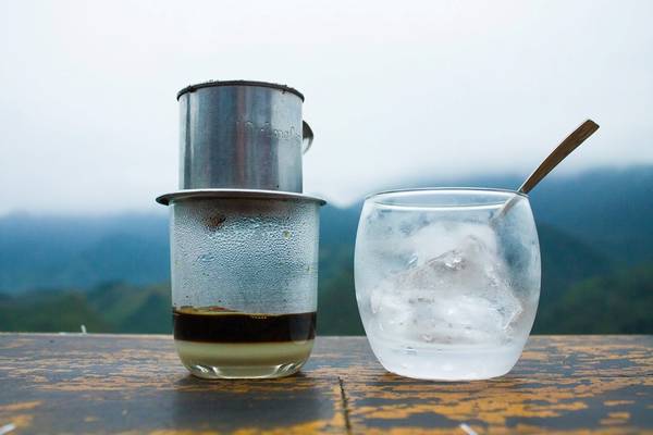 Mình tận hưởng ly cà phê sáng tại homestay ở tại bản Cát Cát, thị trấn Sa Pa. Ở chỗ uống cà phê này, mình có thể nhìn trực tiếp cảnh đồi núi và dãy Hoàng Liên Sơn được mây mù che phủ.