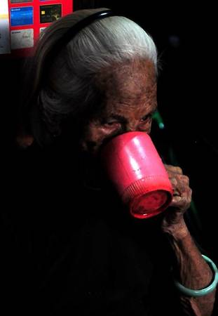 Giữ mức giá bình dân từ hơn chục năm nay, quán cà phê ông Thanh vẫn là điểm đến quen thuộc của nhiều người. Bà cụ 97 tuổi này là khách hàng cao tuổi nhất của quán. Bà cho biết từ hơn 40 năm nay, ngày nào cũng ghé quán để "làm một tách cà phê kho".