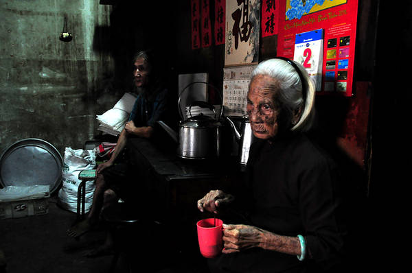Giữa nhịp sống hiện đại và náo nhiệt, hình ảnh những người già ngồi bên tách cà phê cạnh lò đun nghi ngút khói trở một nét duyên thầm trong thế giới ẩm thực và đời sống văn hóa vốn đã lắm phong phú của Sài Gòn.