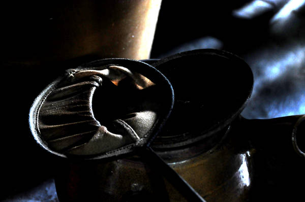 Bằng kiểu pha truyền thống, bột cà phê được cho vào chiếc túi vải mỏng (còn gọi là vợt). Chiếc vợt đặt vào một chiếc ấm bằng đất nung rồi chế nước thật sôi vào như kiểu pha trà.