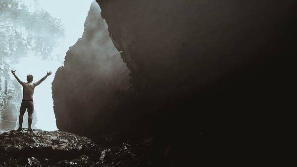 Đây là những gì bạn sẽ nhận được sau những cố gắng. Một hang đá mờ ảo ẩm mình phía sau dòng thác, hơi nước ùa vào làm mọi thứ trở nên mờ ảo... cứ như mấy cái hang trên phim Mỹ.