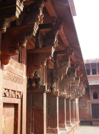 Những cung điện bằng sa thạch đỏ cũng sắc nét và đẹp trong từng chi tiết nhỏ