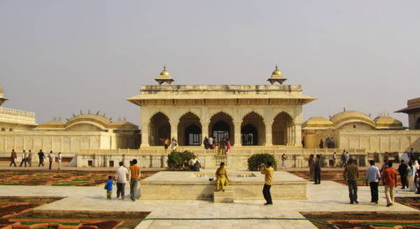 Tòa cung điện trắng thanh khiết giữa những đền đài sa thạch đỏ trong pháo đài Agra