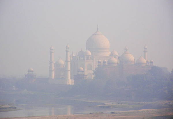 Taj Mahal mờ mờ xa xa nhìn từ Agra