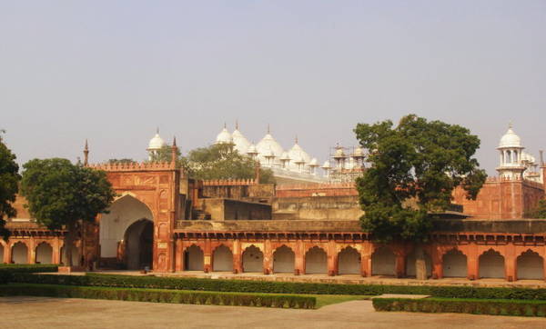 Hàng hàng lớp lớp điện đài, nhà thờ Hồi giáo với nhiều phong cách kiến trúc lộng lẫy trong pháo đài đỏ Agra
