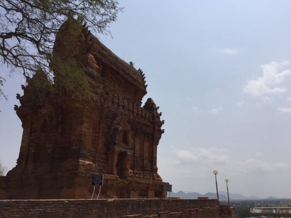 Ghé thăm khu di tích Tháp Po Klong Garai, du khách sẽ được thưởng thức những đường nét ngoạn mục với lối kiến trúc hình vòm, hình chóp nhọn, phù điêu trang trí mượn của nền văn hóa Chămpa cổ.