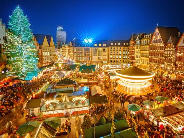 Frankfurt, Đức Tại Đức, khu chợ Giáng sinh ở Frankfurt là nơi mà du khách nào cũng muốn tới dịp cuối năm này, điểm nổi bật của nó chính là cây thông Noel.