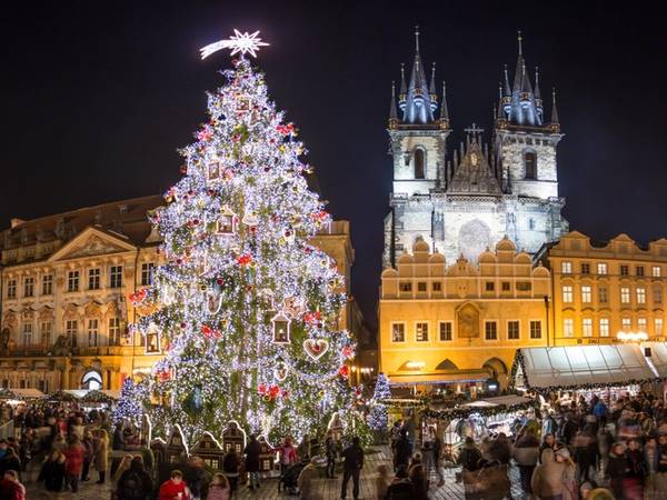 Prague, CH Czech Năm nay, quảng trường Old Town của thủ đô Prague bừng sáng hơn các dịp lễ khác nhờ có cây thông Noel siêu lớn mua từ Pecka, một thị trấn nằm ở phía đông bắc Prague.
