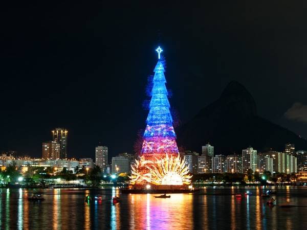 Rio de Janeiro, Brazil Cây thông cao 85 m bằng khung kim loại được dựng nổi trên đầm Rodrigo de Freitas lập kỷ lục Guinness là cây nổi lớn nhất thế giới. Đèn màu sẽ được thắp sáng trên cây vào mỗi tối trong suốt kỳ Giáng sinh. Đây cũng là nơi thành phố Rio de Janeiro tổ chức bắn pháo hoa mừng năm mới.