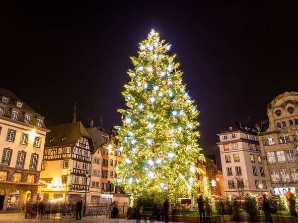 Strasbourg, Pháp Khu chợ Giáng sinh đầu tiên ở Strasbourg được cho là tổ chức vào năm 1570. Người dân nơi đây đã tổ chức lễ hội lớn nhất năm này tại quảng trường trung tâm kể từ đó và không thể thiếu cây thông Noel.