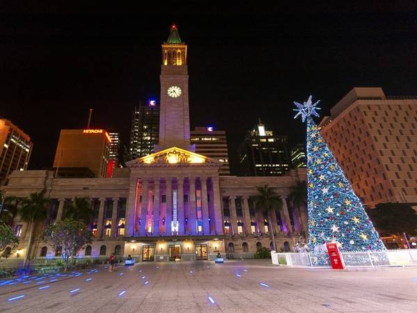 Brisbane, Australia Tháng 12 là thời điểm Brisbane bừng lên sức sống khi chương trình ánh sáng ở tòa thị chính được lắp đặt. Năm nay, dự án trình diễn ánh sáng 3D kỳ ảo Nutcraker tô thêm sắc màu cho tòa thị chính và ngay cạnh đó là cây thông Noel cao gần 20 m.