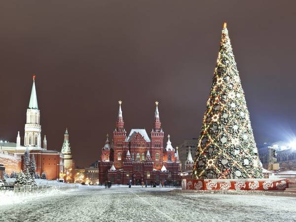 Moscow, Nga Giáng sinh là thời gian lý tưởng nhất để đến Nga, dù kỳ nghỉ này được tổ chức từ 7/1 theo lịch Julian. Nếu có dịp tới thủ đô Moscow dịp này, du khách sẽ được chiêm ngưỡng cây thông Noel cao gần 17 m nằm giữa quảng trường tuyết trắng Manezh.