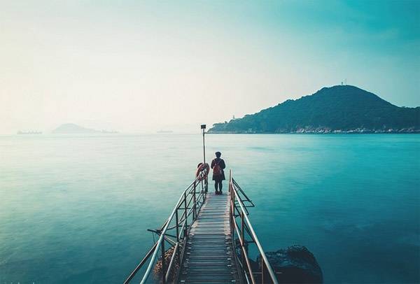 5. Vịnh Sai Wan (Sai Wan Swimming Shed): Nếu bạn muốn chụp ảnh trên cây cầu đi thẳng ra biển, đừng bỏ qua nơi này. Vào thập niên 60-70, đây là địa điểm bơi lội yêu thích của người dân Hong Kong.