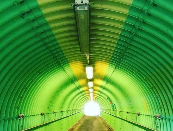 7. Đường hầm thời gian Yuen Long: Đường hầm với hai bên tường sơn xanh, trần nhà sơn vàng, kết hợp với ánh sáng mặt trời, mang đến cho người ta cảm giác huyền ảo.