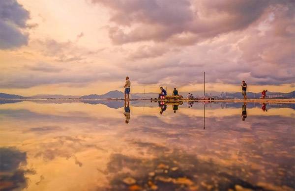 Bên cạnh việc ngắm mặt trời mọc, câu cá lúc chiều tà, Bến tàu Sai Wan cũng là nơi các tín đồ "sống ảo" chụp những bức ảnh bầu trời phản chiếu như gương cực "chất".