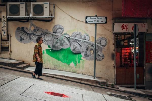 Những góc phố nghệ thuật ở Sai Ying Pun Lễ hội nghệ thuật đường phố tổ chức thường niên từ năm 2014 tại Hong Kong tạo cơ hội cho các nghệ sĩ quốc tế thể hiện tác phẩm của họ, và lan tỏa sự sáng tạo tới khắp nơi. Nhờ đó du khách dạo phố ở Hong Kong cũng không thiếu ý tưởng để chụp ảnh.