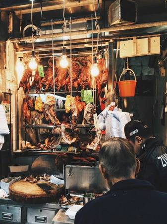 Những hàng ăn ven đường Ẩm thực đường phố Hong Kong luôn cuốn hút du khách, vì bạn vừa được ăn vừa được chụp hình thoải mái. Điển hình nhất là những hàng thịt nướng, các miếng thịt được treo lên nâu bóng màu sốt và tỏa mùi thơm hấp dẫn người đi đường.