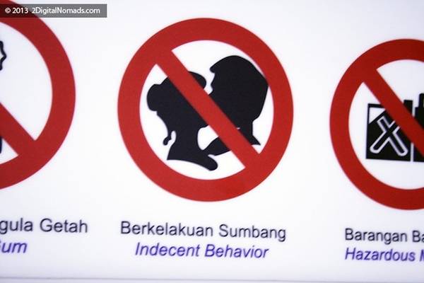 Malaysia là quốc gia Hồi giáo với 62% dân số theo đạo Hồi, tiếp theo là đạo Phật và thứ 3 là đạo Thiên Chúa. Vì thế, du khách nên tránh thể hiện tình cảm nơi công cộng hay mặc các bộ quần áo hở vai. Nhiều nơi thậm chí còn để biển “cấm hôn nhau”. Ảnh: Digital Nomads.