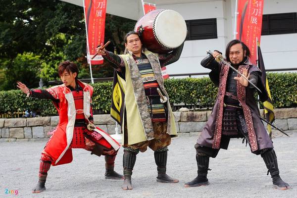 Biểu diễn samurai trong khuôn viên lâu đài Okazaki thuộc thành phố cùng tên tỉnh Aichi. Trong 10 phút, các diễn viên sẽ múa kiếm, đánh trống, đấu tay đôi...