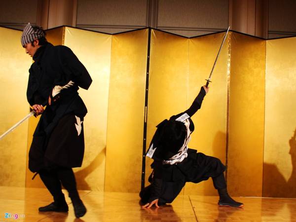 Biểu diễn ninja: Ninja là những cá nhân hay tổ chức từng tồn tại trong lịch sử Nhật Bản từ thời Kamakura đến thời Tokugawa với khả năng làm điệp viên hay ám sát. Show diễn ninja kéo dài khoảng 20 phút với các tiết mục như kỹ thuật ẩn thân, múa kiếm, đấu tay đôi, tay ba...