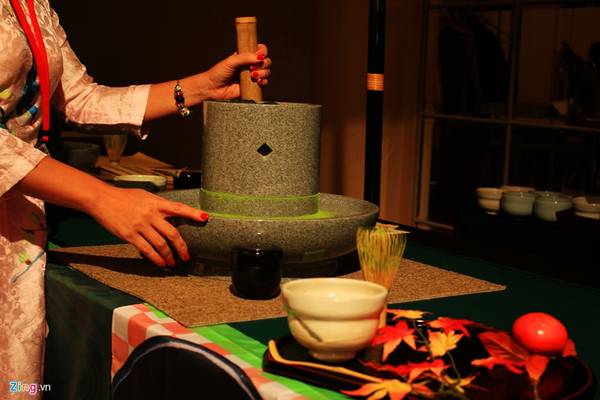 Trải nghiệm xay lá trà xanh khô: Nếu đã quen với loại bột được xem như thần dược chống lão hóa của Nhật, khi đến thành phố Nagoya (Aichi), bạn sẽ đượcxem cách chế biếnbằng cối đá cũng như kỹ thuật pha và thưởng thức trà đạo.