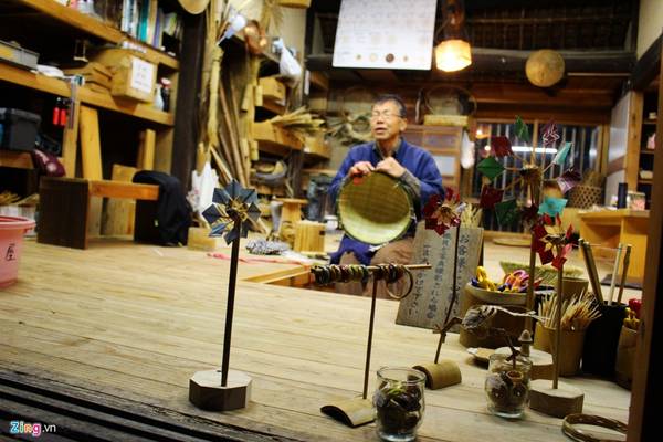 Các làng nghề truyền thống như làm gốm, đan lát, đúc, rèn... vẫn tồn tại ở Nhật. Ngoài chiêm ngưỡng kỹ thuật của thợ, bạn có thể trò chuyện hay mua những đồ vật nhỏ xinh.