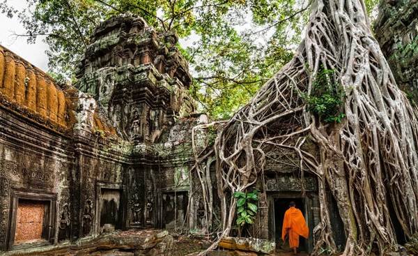 Angkor Wat, Campuchia: Quần thể đền 700 năm tuổi ở miền bắc Campuchia được Lonely Planet mệnh danh là điểm du lịch tuyệt nhất hành tinh năm ngoái. Ảnh: Shutterstock.