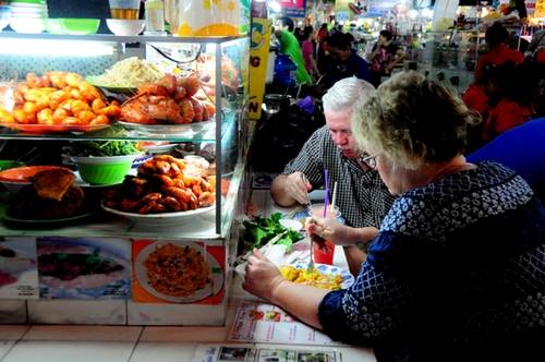 Chợ Bến Thành với kiến trúc cổ xưa nhất, được đánh giá là một trong những điểm du lịch hấp dẫn nhất tại Sài Gòn. Ngoài việc mua sắm đặc sản, quà lưu niệm của nhiều vùng miền, bạn có thể khám phá ẩm thực Sài Gòn với rất nhiều quầy hàng ngon mắt, ngon miệng bày bán gỏi cuốn, bún riêu, bánh xèo… Có câu nói vui rằng, muốn biết người dân Sài Gòn ăn gì, mặc gì hoặc sử dụng gì hàng ngày... hãy đến chợ Bến Thành.