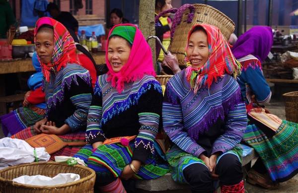 Trò chuyện, chụp ảnh với người bản địa Họ là những cô, bác mỗi tuần chỉ có một dịp đi chợ phiên để xúng xính áo quần đẹp, mua sắm cũng như buôn bán các mặt hàng sẵn có. Du khách cả trong và ngoài nước đều thích thú khi được tìm hiểu đời sống cũng như có cơ hội chụp ảnh, giao lưu với người bản địa.