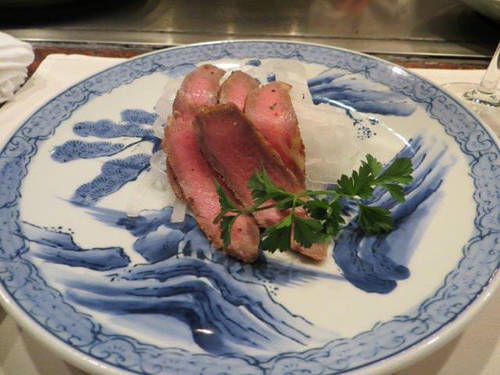 Sashimi bò Kobe là món khai vị lý tưởng, từng lát thịt mềm như bốc hơi trong giây lát, để lại hương vị tuyệt hảo nơi đầu lưỡi. Một phần salad được bưng ra, Indiana cho rằng đây là thứ đánh lạc hướng khi thực khách đợi đầu bếp chuẩn bị món chính. Nước miếng ứa lên khi cô nghĩ về 250 gr thịt bò sắp bày trước mặt.