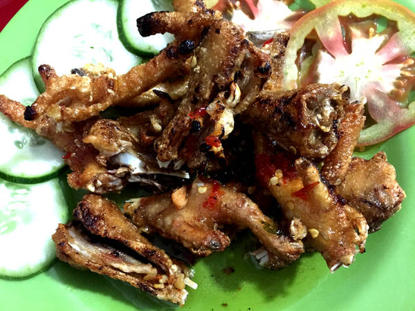 Tại phố núi, chân gà được tẩm khá nhiều gia vị. So với ở Sài Gòn và các tỉnh, chân gà ở Buôn Ma Thuột được ướp đậm đà hơn và cay từ vị ớt nhiều hơn.