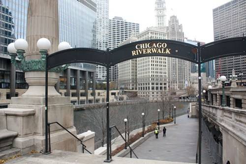 Phố đi bộ ven sông Chicago River Walk