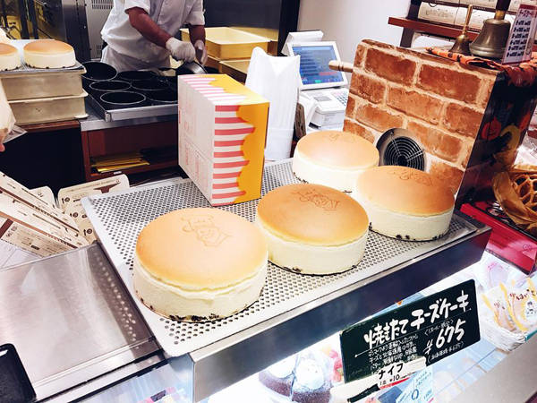 Bánh cheesecake mà Thúy gọi là "thần thánh" ở Osaka được làm ngay tại chỗ.