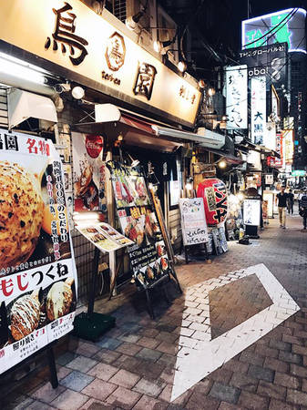 Cô nàng và ông xã "lê la" khắp các quán xá và đưa ra review rất chi tiết về các món nên ăn hay hàng quán nào nên ghé ở cả 3 thành phố là Tokyo, Kyoto và Osaka.