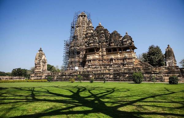 Đền Khajuraho, Ấn Độ Quần thể 85 ngôi đền tại thị trấn Khajuraho, bang Madhya Pradesh được các triều đại Chandela xây dựng từ giữa năm 950 đến 1050. Ấn tượng nhất trong số hình được điêu khắc nổi bên ngoài ngôi đền là tượng nam nữ giao hoan với đủ tư thế như trong cuốn sách Kamasutra nổi tiếng. Phụ nữ bản địa thường mang theo hoa tươi và nhang khi đi cầu nguyện để có con.