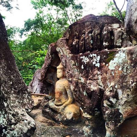 Di tích tâm linh nằm dưới chân núi Phu Phan. Đây được cho là một dấu tích thiêng liêng, được người dân bày tỏ lòng tôn kính. Ảnh: kc_travel/Instagram.