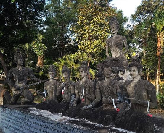 Công viên Sala Keoku là điểm đến cuối cùng trong hành trình du ngoạn đầu năm mới. Nơi này nằm cách tỉnh Nong Khai khoảng 3 km về phía đông. Sala Keoku tương tự với Vườn Phật tại Vientiane, nhưng có quy mô lớn hơn. Ảnh: Sambausbout/Instagram.
