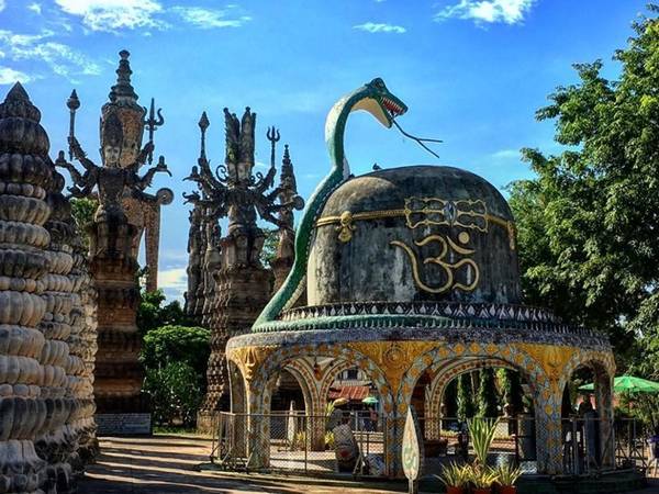 Nhiều công trình tượng Phật phong phú, đồ sộ được xây dượng, thu hút nhiều du khách, đặc biệt vào dịp lễ. Từ đây, bạn về bến xe khách quốc tế phía nam tại Vientiane, và đặt xe về Hà Nội. Ảnh: Avitar_ava/Instagram.