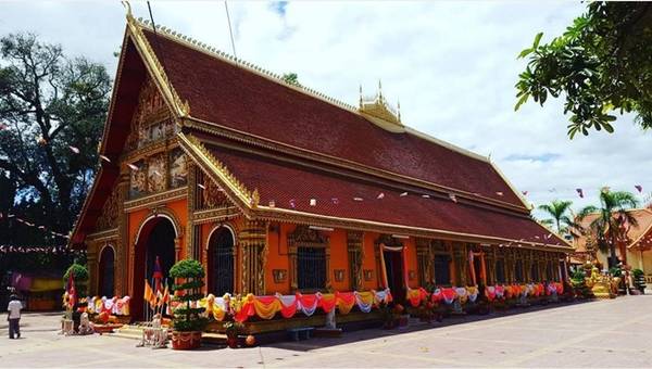 Wat Si Muang là ngôi chùa linh thiêng tại thủ đô nước Lào. Từ đài tưởng niệm Patuxai tới đây chỉ khoảng 2 km về hướng tây. Bạn đi thẳng theo đường Lane Xang, rồi rẽ trái vào chùa. Ảnh: Gils_yong/Instagram.