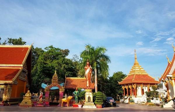 Đầu năm đi lễ chùa là một tập quán của nhiều người. Ngày Tết, hãy tới Wat Si Muang để dâng những lời cầu phúc, cầu bình an cho năm mới. Ảnh: Zonier/Instagram.