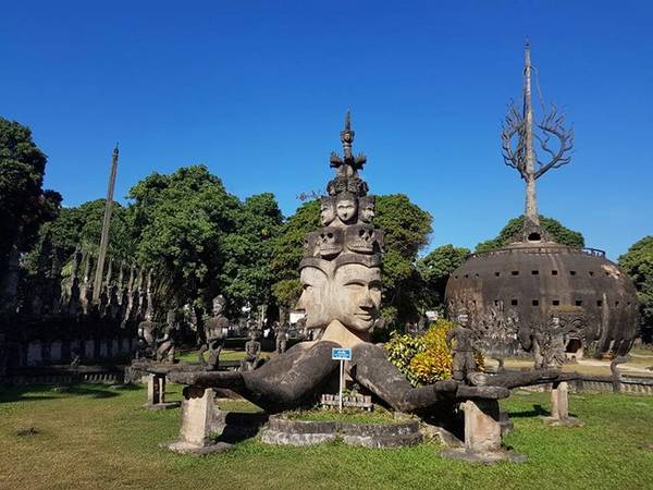 Budhha Park, hay còn được gọi là Xieng Khuan, là nơi lưu giữ hàng trăm tượng theo giai thoại Phật giáo và đạo Hindu. Vườn Phật cách Vientiane khoảng 25 km đường bộ, men theo bờ sông Mekong. Ảnh: Lĩnh Lê.