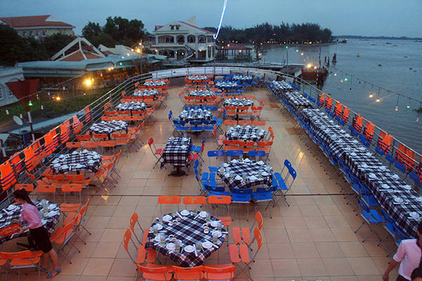 Thưởng thức bữa ăn tối tại du thuyền bến Ninh Kiều. Ảnh: nhahangduthuyencantho.vn