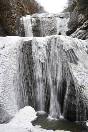 Vào mùa đông, thác Fukuroda đóng băng và trở thành điểm đến của những người thích mạo hiểm với môn thể thao leo thác băng.