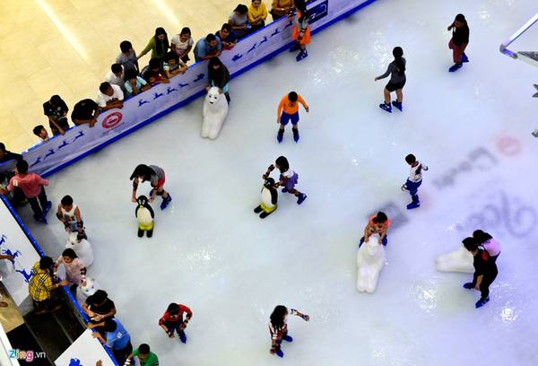Trẻ em thích thú trò trượt băng với gấu tuyết và chim cách cụt.
