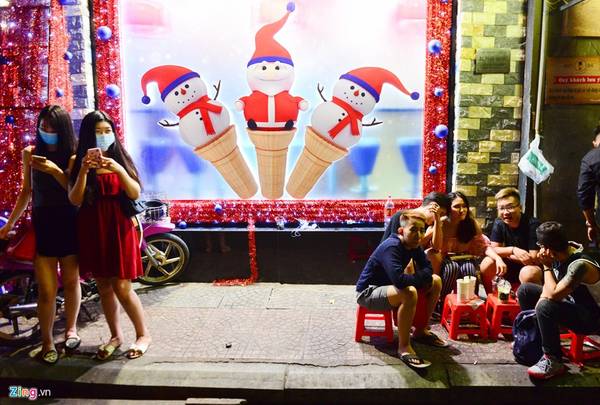Một tiệm kem quảng cáo hình người tuyết "ăn theo" mùa Noel trên đường Pasteur, quận 1.