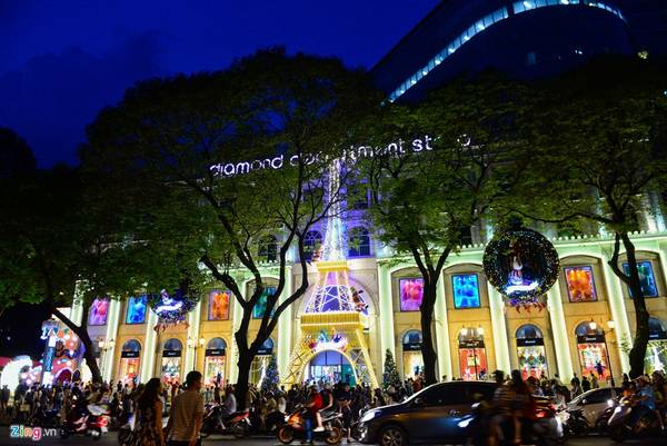 Một trung tâm thương mại trên đường Lê Duẩn (quận 1) trang trí đèn nhiều màu sắc rực rỡ, cuốn hút người dân đến tham quan, mua sắm.