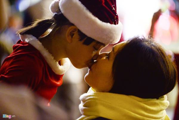 Bé Phương Trinh thể hiện tình cảm với mẹ khi được đi chơi cùng mẹ trong mùa Giáng sinh.